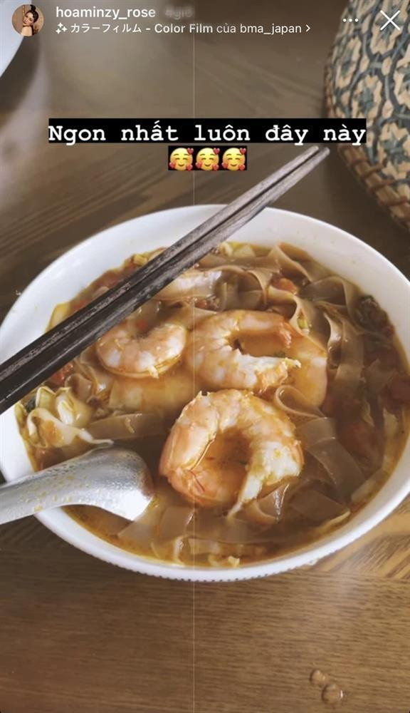 Hòa Minzy tâm đắc với món bánh đa tôm. Hòa Minzy tâm đắc với món bánh đa tôm.