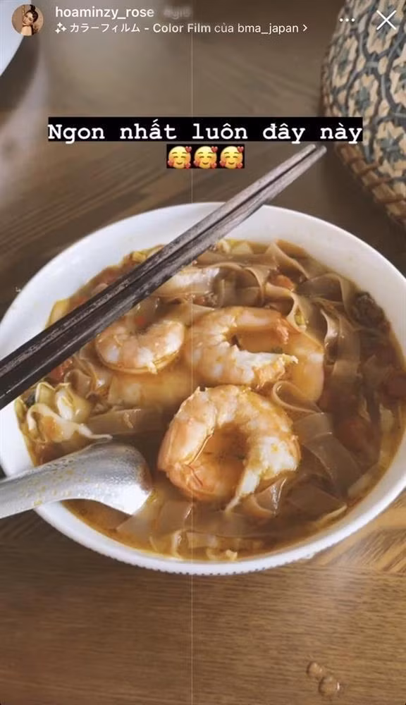 Hòa Minzy tâm đắc với món bánh đa tôm.