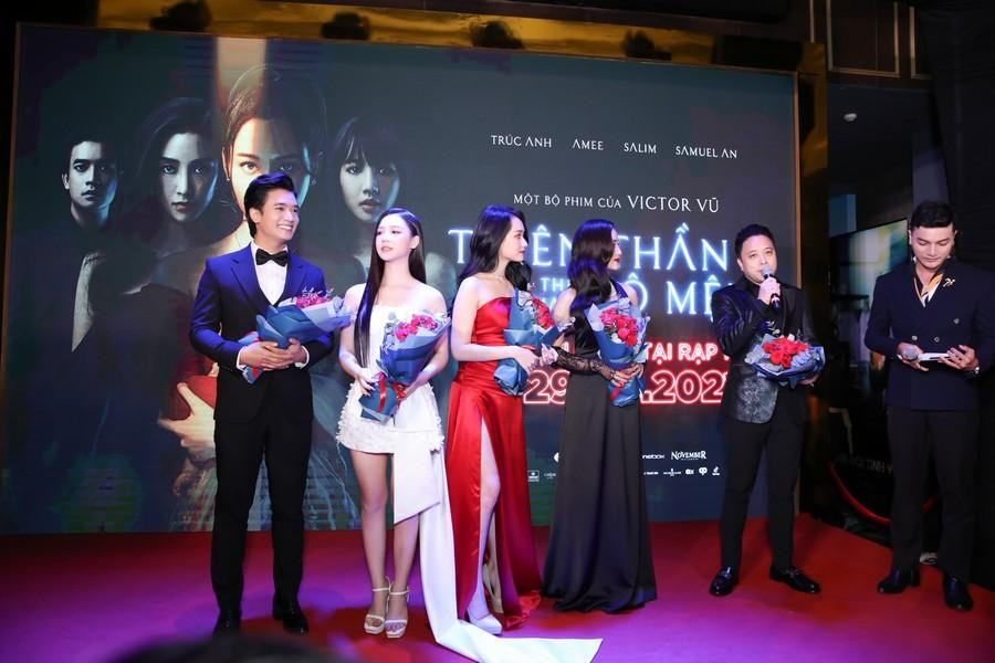 Ê-kíp bộ phim trò chuyện với các khách mời và khán giả. Ê-kíp bộ phim trò chuyện với các khách mời và khán giả.