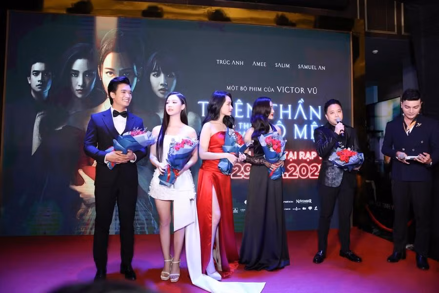 Ê-kíp bộ phim trò chuyện với các khách mời và khán giả.