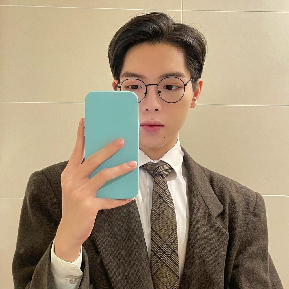 Khoảnh khắc chắc chắn ca sĩ đang chụp trước gương nhưng vẫn không thấy camera. Khoảnh khắc chắc chắn ca sĩ đang chụp trước gương nhưng vẫn không thấy camera.