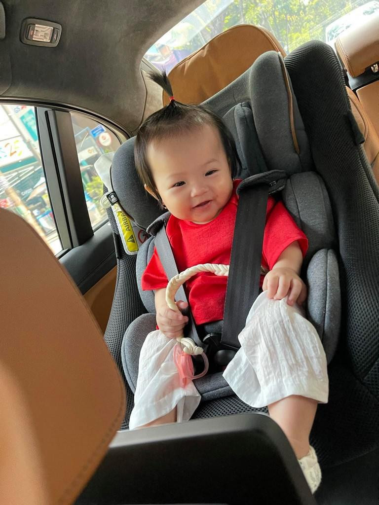 Đàm Thu Trang chia sẻ hình ảnh con gái đi chúc Tết ông bà, lúc này cô bé 6 tháng tuổi.