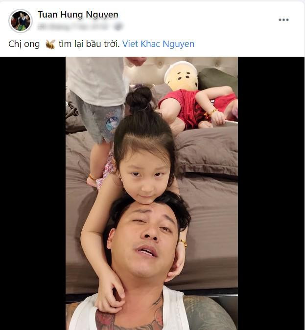 Tuấn Hưng chơi cùng các con trong thời gian giãn cách xã hội. Tuấn Hưng chơi cùng các con trong thời gian giãn cách xã hội.