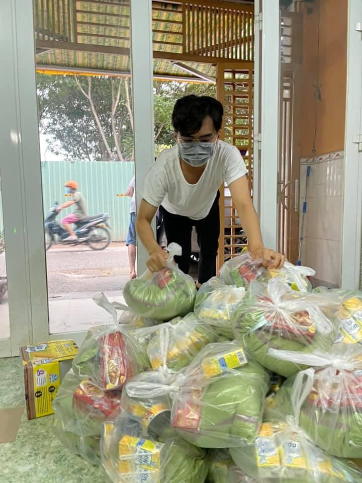Minh Dự trao quà cho người dân trước khi TP.HCM thực hiện chỉ thị 16. Minh Dự trao quà cho người dân trước khi TP.HCM thực hiện chỉ thị 16.