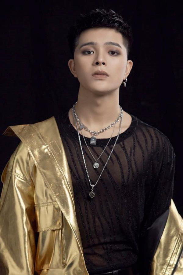 Hình ảnh "nổi loạn" hiện tại của nam ca sĩ. Hình ảnh "nổi loạn" hiện tại của nam ca sĩ.