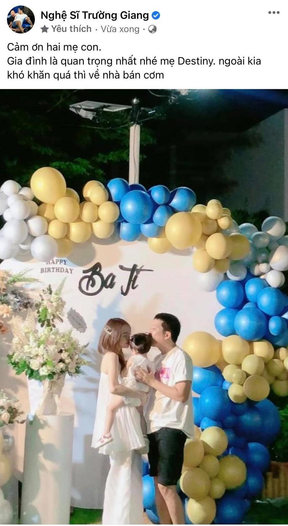 Hình ảnh gia đình nhỏ của Trường Giang trong sinh nhật tuổi 37. Hình ảnh gia đình nhỏ của Trường Giang trong sinh nhật tuổi 37.