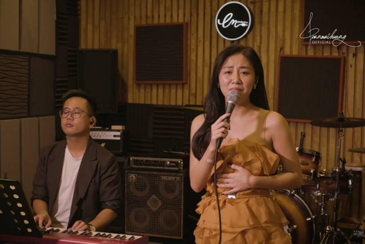 Văn Mai Hương hát live với nhạc đệm từ piano.