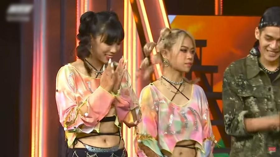 Trong khi dancer đồng hành vui mừng vì lọt vào vòng trong thi tlinh lại "không cảm xúc".