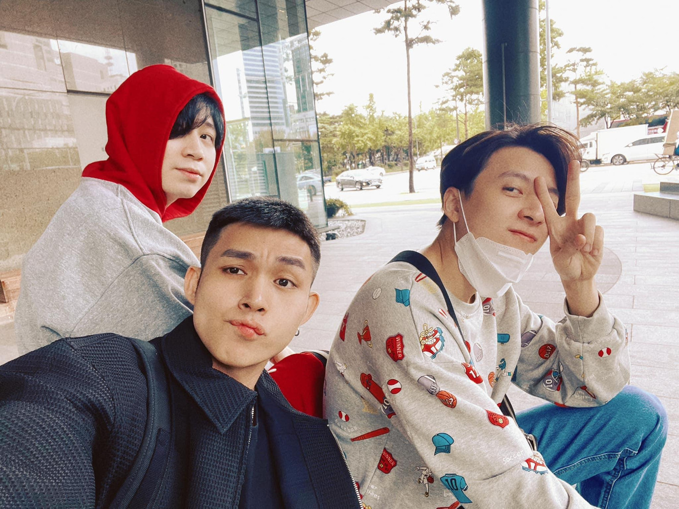 Karik gia nhập "hội thỏ" của Ngô Kiến Huy và Jun Phạm. Karik gia nhập "hội thỏ" của Ngô Kiến Huy và Jun Phạm.