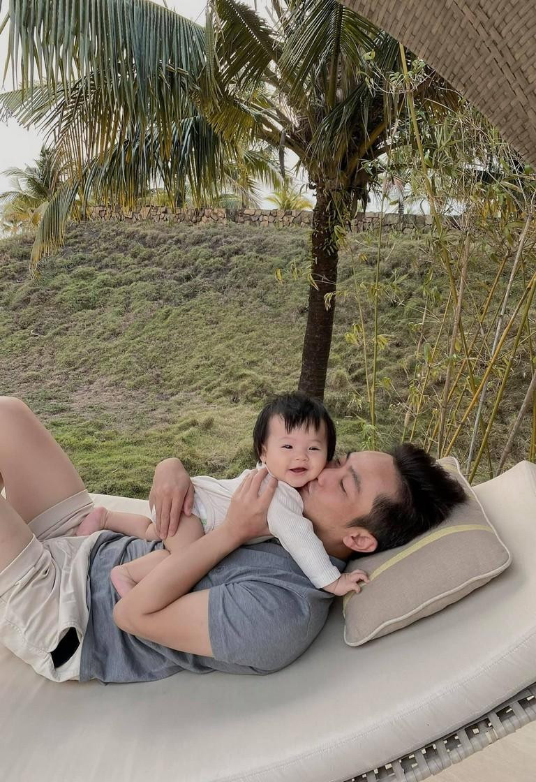 Suchin 7 tháng tuổi lần đầu tiên được đi du lịch cùng gia đình.