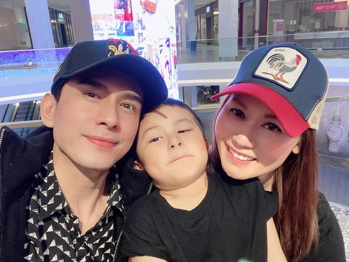 Gia đình nhỏ hạnh phúc trước đó của Đan Trường. Gia đình nhỏ hạnh phúc trước đó của Đan Trường.