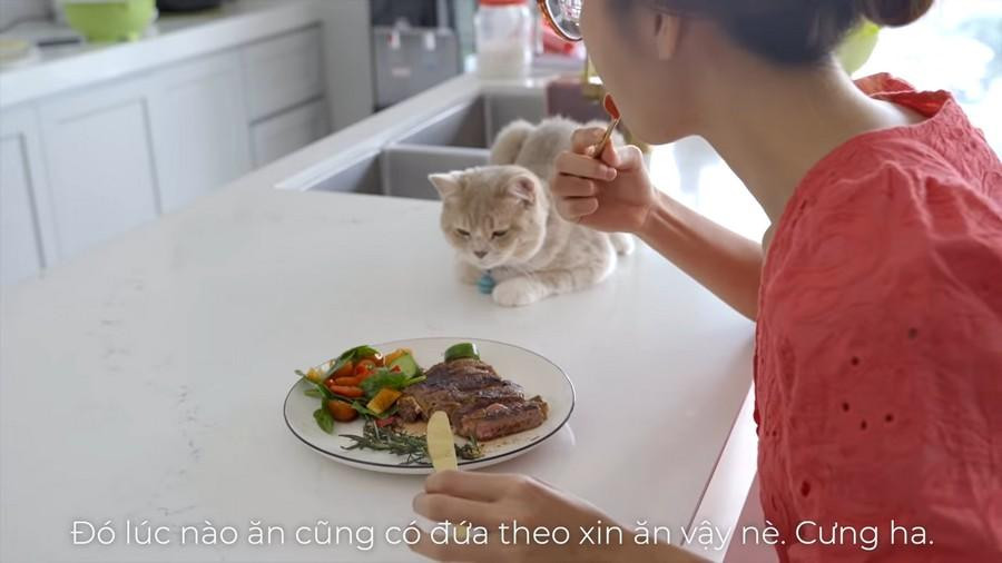 Minh Tú tự vào bếp chuẩn bị đồ ăn.