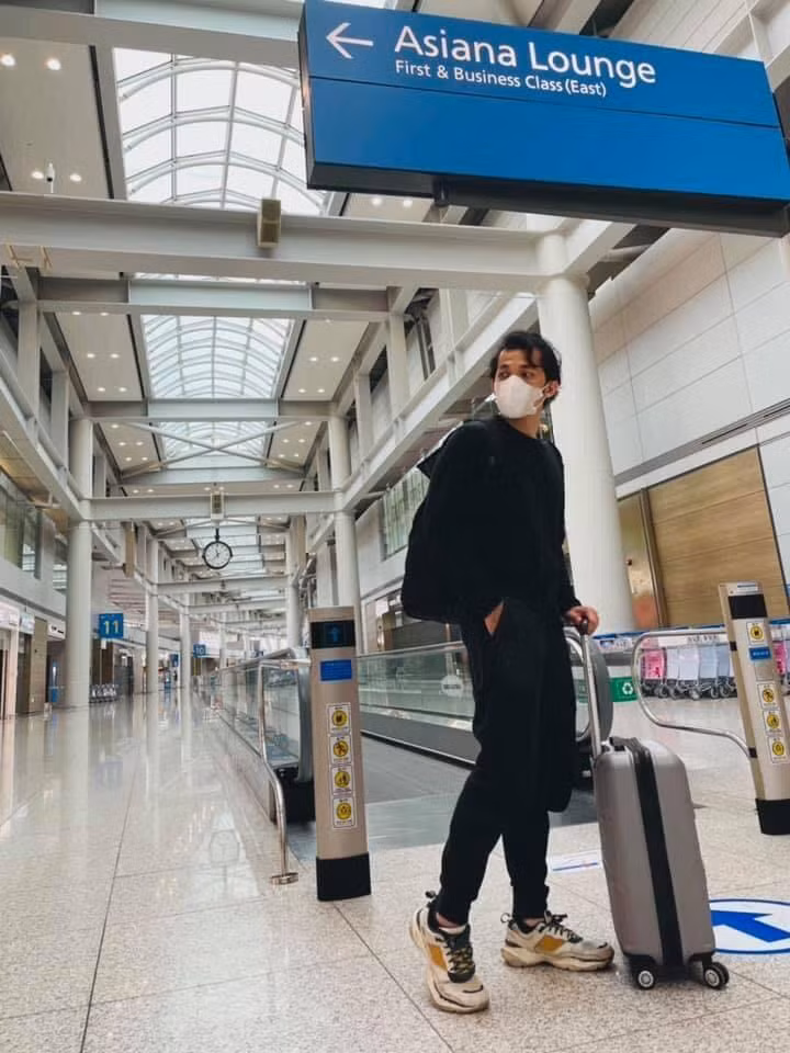 "Check-in" trước giờ về nước của Liên Bỉnh Phát.