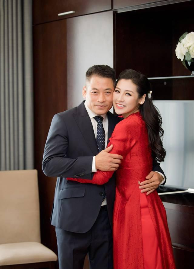 Phụ huynh của Á hậu Tú Anh cũng ấn tượng không kém với vẻ ngoài phong độ của mình.