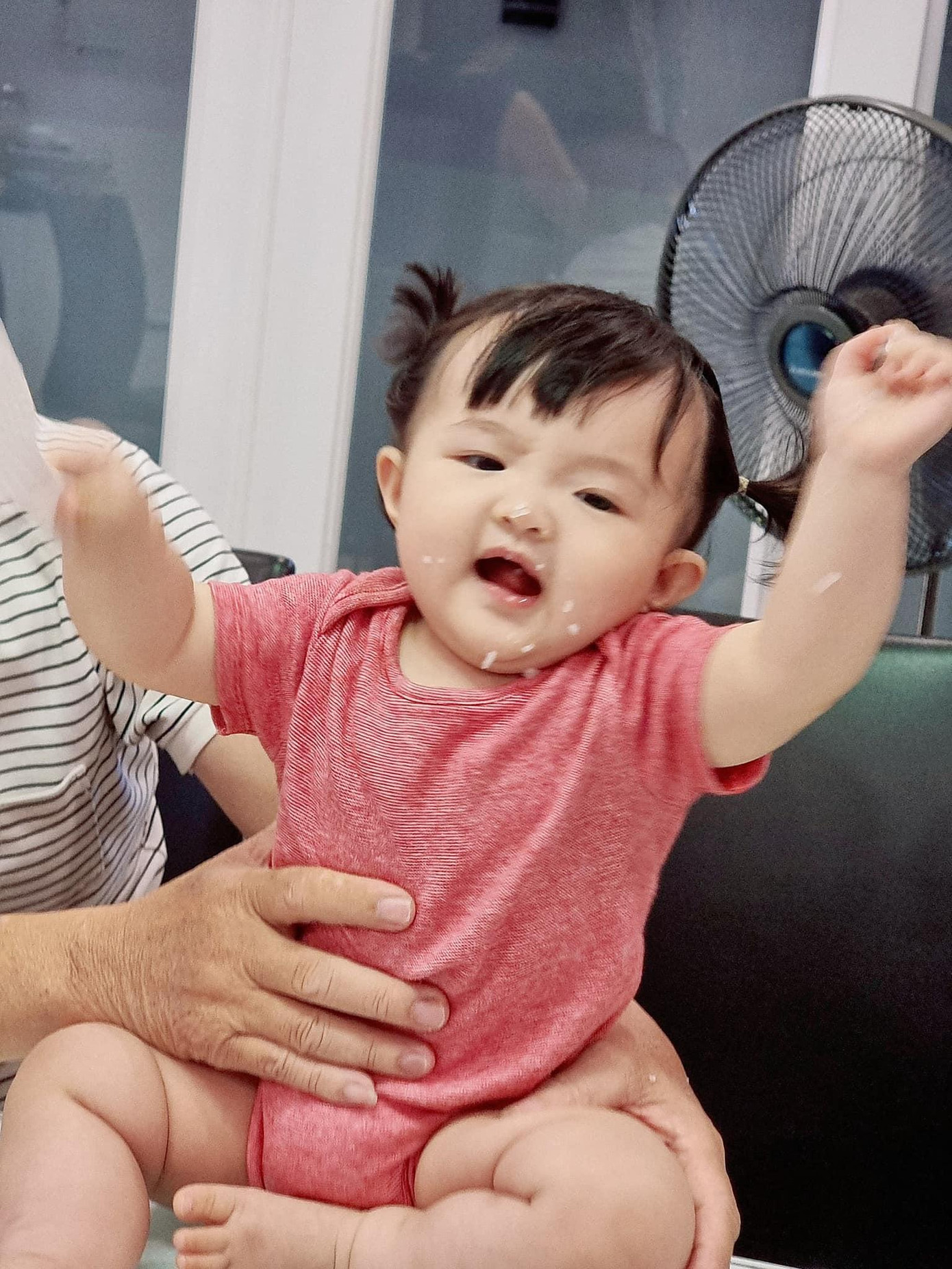 Winnie không chịu ngồi yên khi được ông bế. Winnie không chịu ngồi yên khi được ông bế.