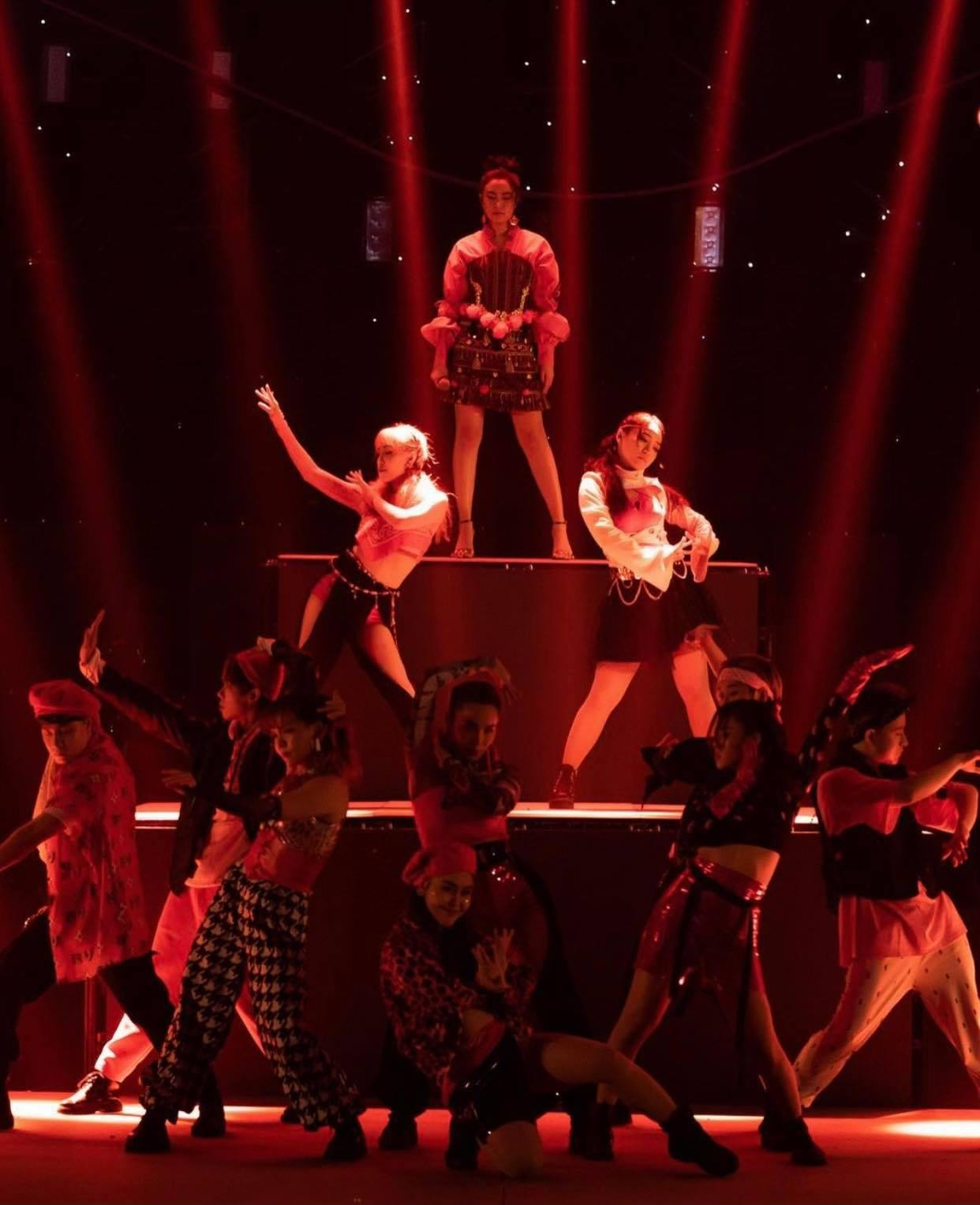 Hoàng Thùy Linh trình diễn loạt ca khúc hit trong đêm nhạc. Hoàng Thùy Linh trình diễn loạt ca khúc hit trong đêm nhạc.