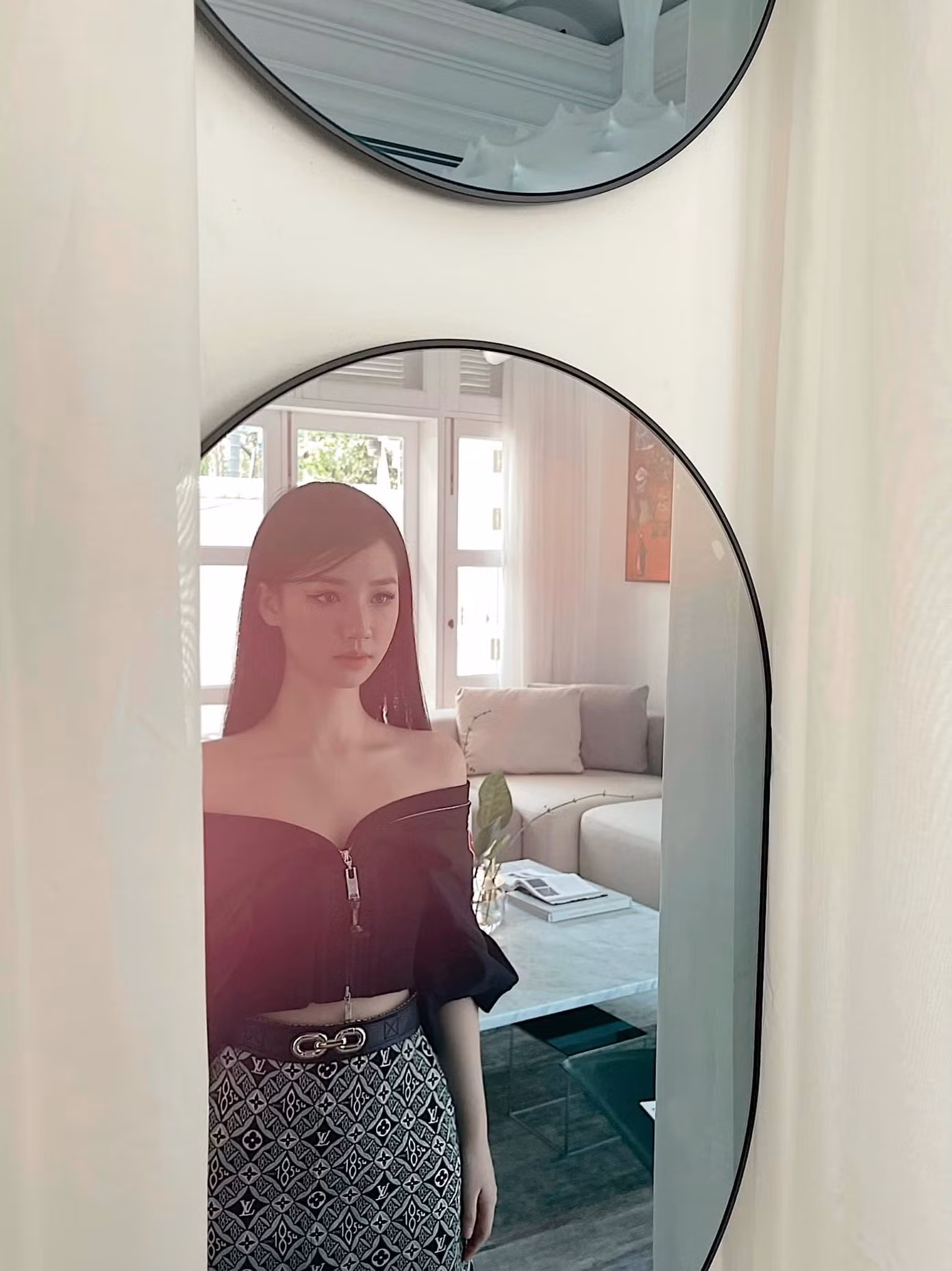Bức ảnh khiến cộng đồng mạng nghi ngờ AMEE đã phẫu thuật thẩm mỹ.