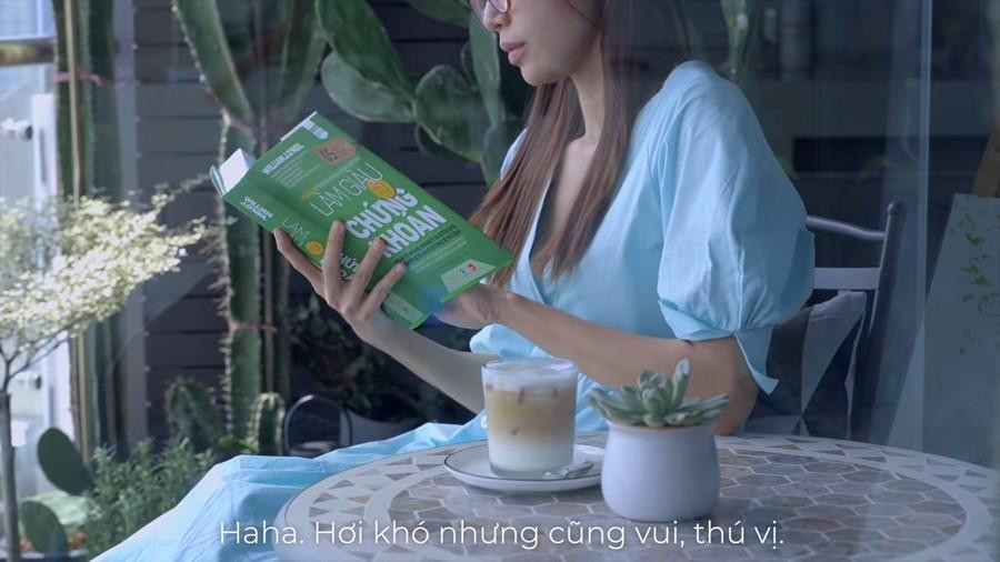 Cô đọc sách, tìm hiểu thêm về chứng khoán. Buổi tối tự học thêm tiếng Anh.