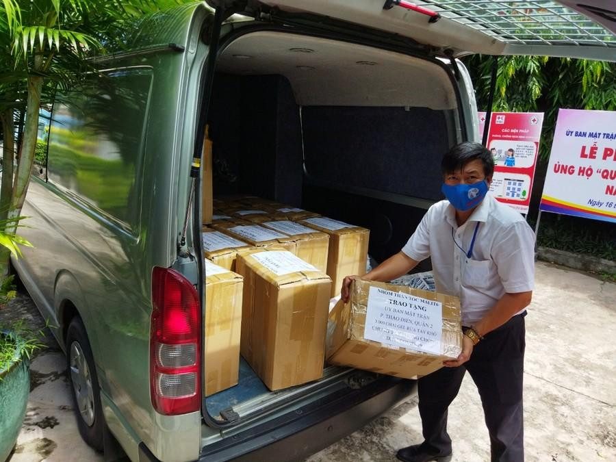 Hiện 7.000 chai nước rửa tay các nghệ sĩ quyên góp đã được chia nhỏ, gửi đến Ủy ban Mặt trận phường Thảo Điền (TP. Thủ Đức), Trạm y tế phường 12 quận Gò Vấp, Siêu thị 0 đồng… Hiện 7.000 chai nước rửa tay các nghệ sĩ quyên góp đã được chia nhỏ, gửi đến Ủy ban Mặt trận phường Thảo Điền (TP. Thủ Đức), Trạm y tế phường 12 quận Gò Vấp, Siêu thị 0 đồng…