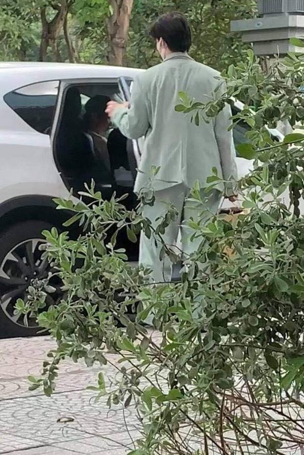 Hình ảnh của nam ca sĩ được netizen ghi lại. Hình ảnh của nam ca sĩ được netizen ghi lại.