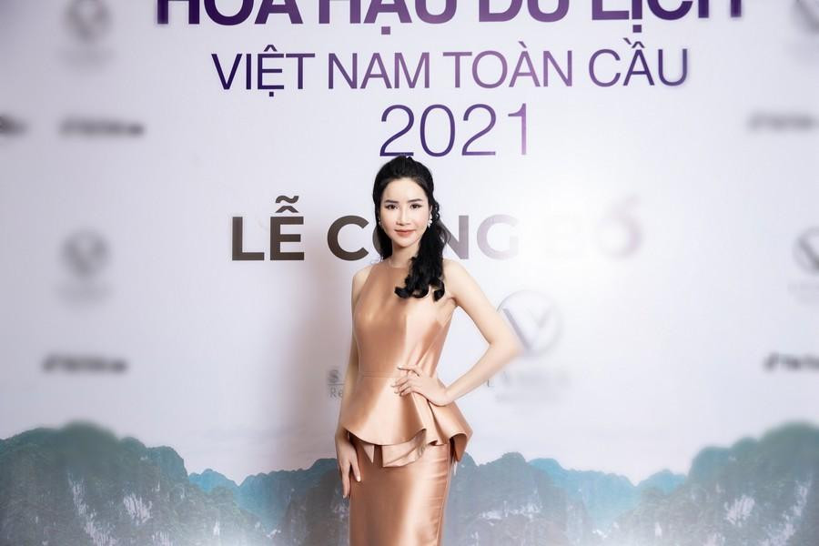 Á hậu Ngọc Vân chọn đầm tông nude thanh thoát.