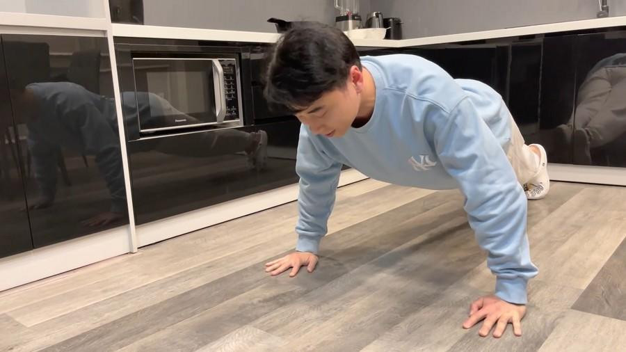 Chân của Karik đã bình phục sau tai nạn sân khấu hồi tháng 4/2021.