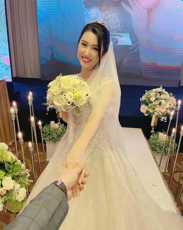 Hình ảnh nữ diễn viên "nhá hàng" trên mạng xã hội. Hình ảnh nữ diễn viên "nhá hàng" trên mạng xã hội.