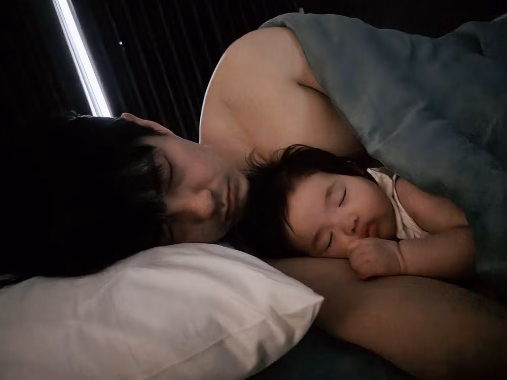 Hai bố con ôm nhau ngủ ngon lành.
