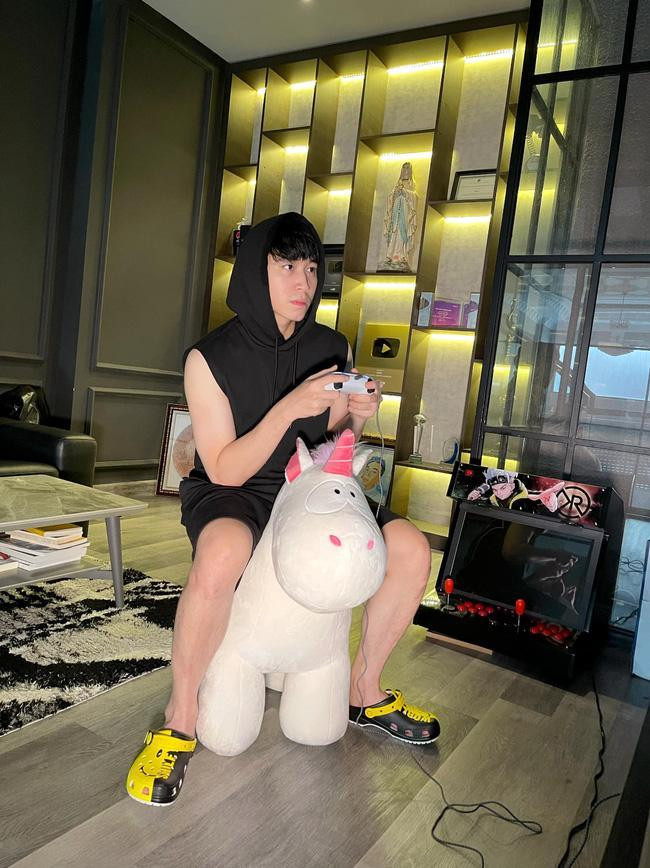 Hình ảnh của Karik được cho là đang thực hiện thử thách của Run From Home. Hình ảnh của Karik được cho là đang thực hiện thử thách của Run From Home.