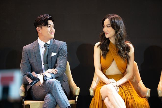 Cặp đôi từng trao nhau ánh mắt, cử chỉ ngọt ngào nhưng ít ai để ý.