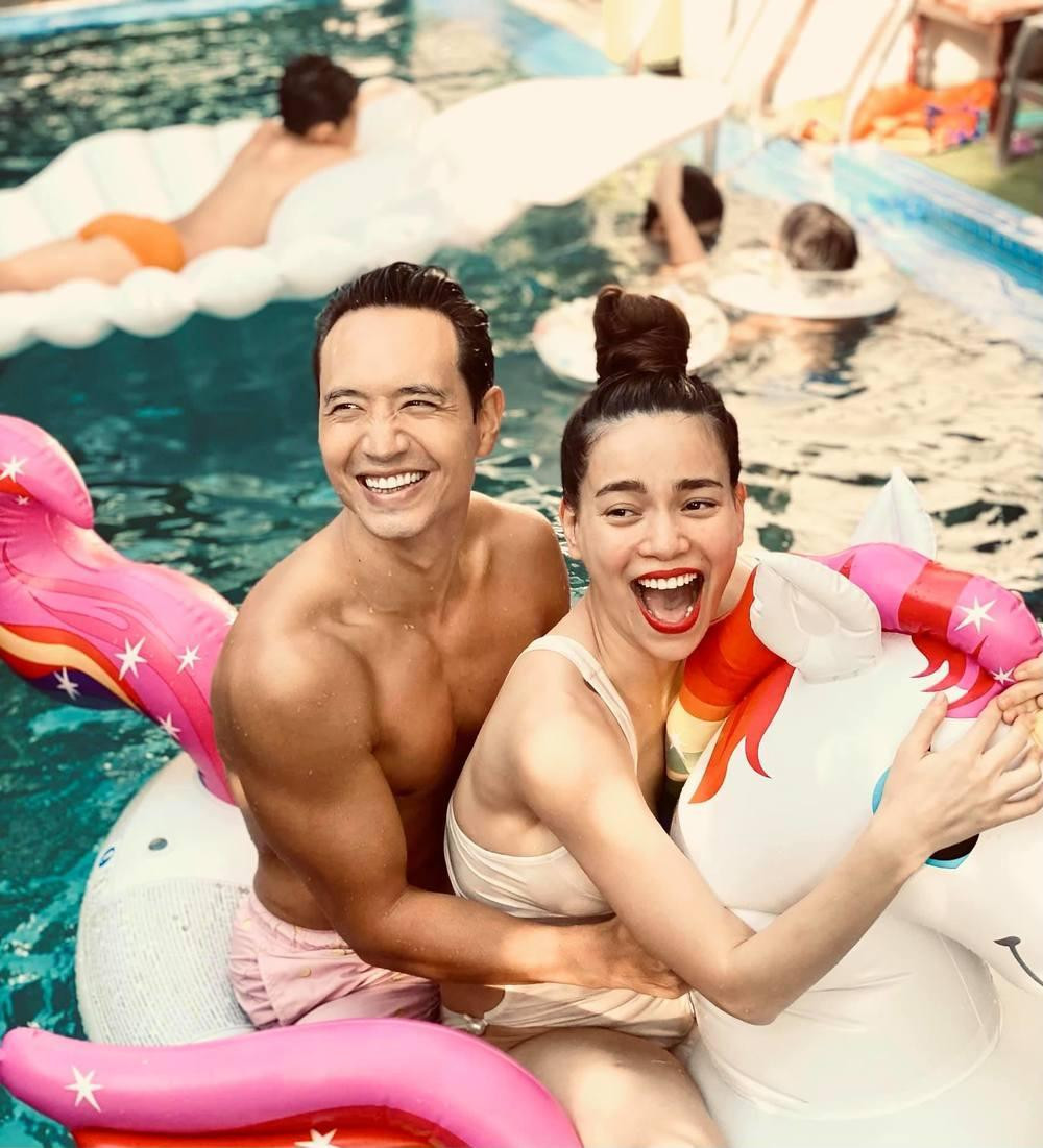 Hồ Ngọc Hà - Kim Lý tận hưởng thời gian bình yên bên gia đình. Hồ Ngọc Hà - Kim Lý tận hưởng thời gian bình yên bên gia đình.