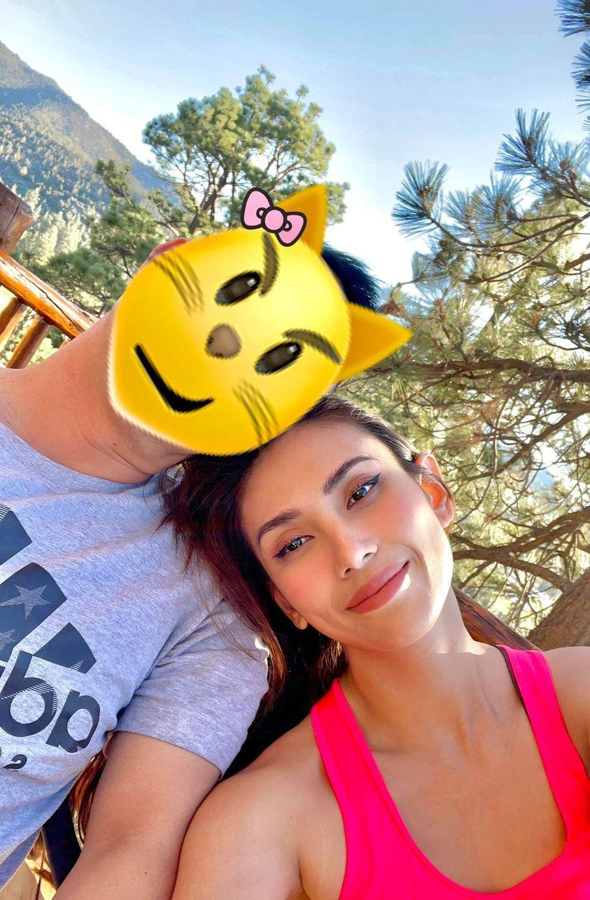 Võ Hoàng Yến dùng icon dễ thương để che mặt chồng sắp cưới. Võ Hoàng Yến dùng icon dễ thương để che mặt chồng sắp cưới.