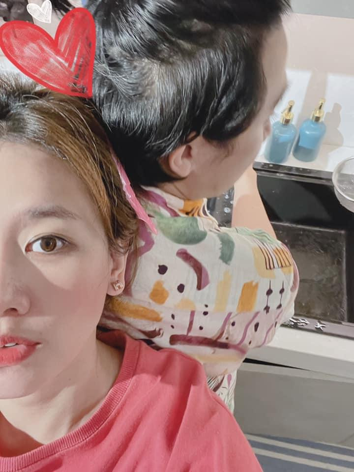 Những khoảnh khắc hạnh phúc được cặp sao chia sẻ lên mạng xã hội.