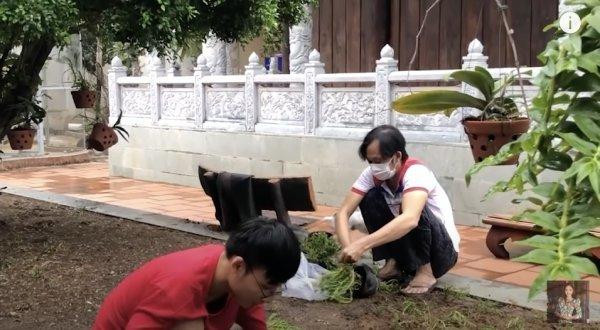 Hình ảnh của nghệ sĩ Hoài Linh trong video của ca sĩ Hà Thanh Xuân. Hình ảnh của nghệ sĩ Hoài Linh trong video của ca sĩ Hà Thanh Xuân.