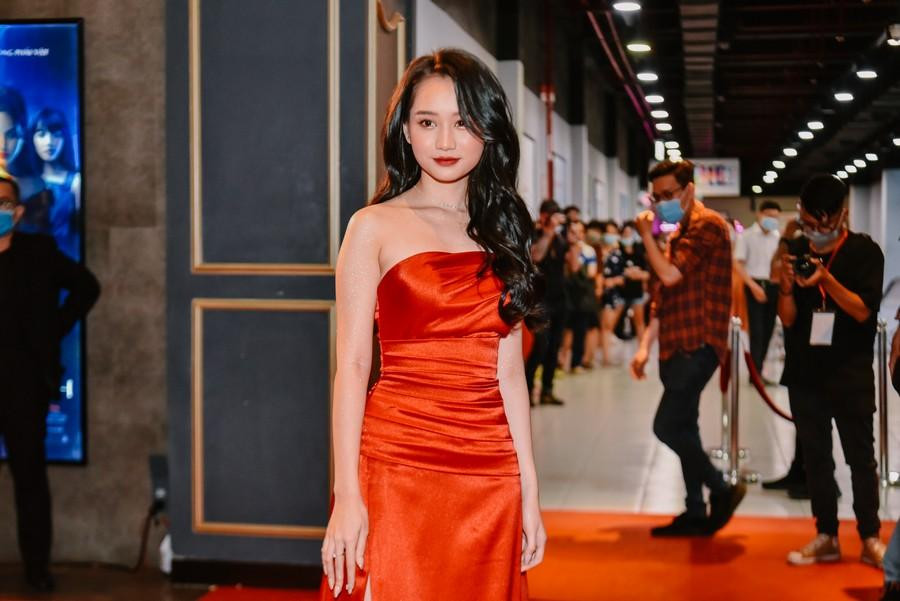 Trúc Anh diện đầm cúp ngực đỏ nổi bật. Trúc Anh diện đầm cúp ngực đỏ nổi bật.