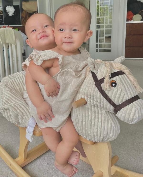 Phiên bản nhí siêu dễ thương của chị Lisa và em Leon. Phiên bản nhí siêu dễ thương của chị Lisa và em Leon.