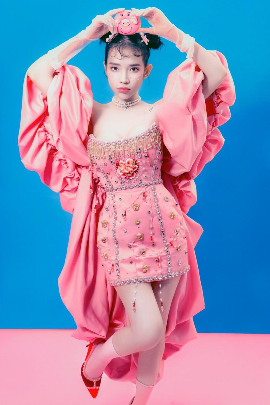 Lyly vẫn giữ đúng màu sắc âm nhạc của mình trong sản phẩm kết hợp lần này. Lyly vẫn giữ đúng màu sắc âm nhạc của mình trong sản phẩm kết hợp lần này.