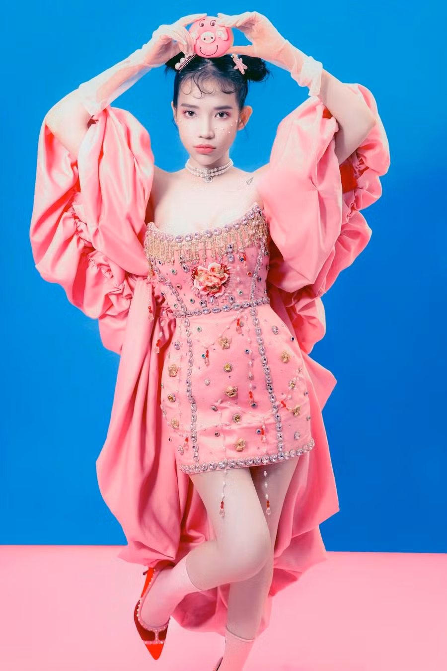 Lyly vẫn giữ đúng màu sắc âm nhạc của mình trong sản phẩm kết hợp lần này. Lyly vẫn giữ đúng màu sắc âm nhạc của mình trong sản phẩm kết hợp lần này.