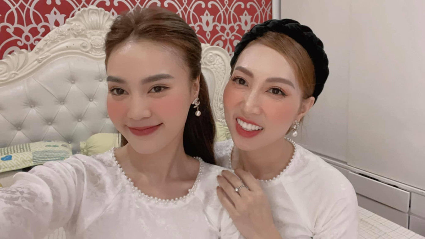 Chị gái Lan Ngọc có nhan sắc tươi tắn không kém cô em nổi tiếng. Chị gái Lan Ngọc có nhan sắc tươi tắn không kém cô em nổi tiếng.