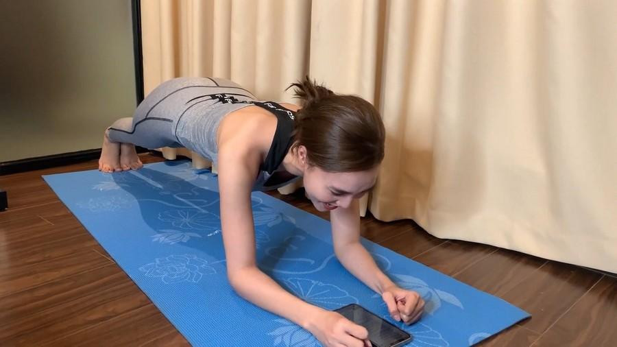 Plank là bài tập quen thuộc của Lan Ngọc.