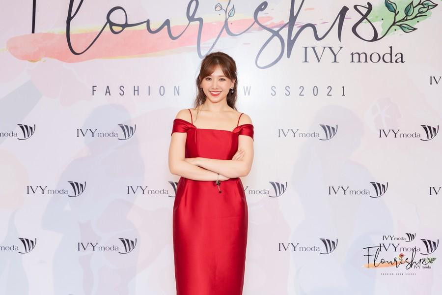 Hari Won chọn đầm sắc đỏ kín đáo.