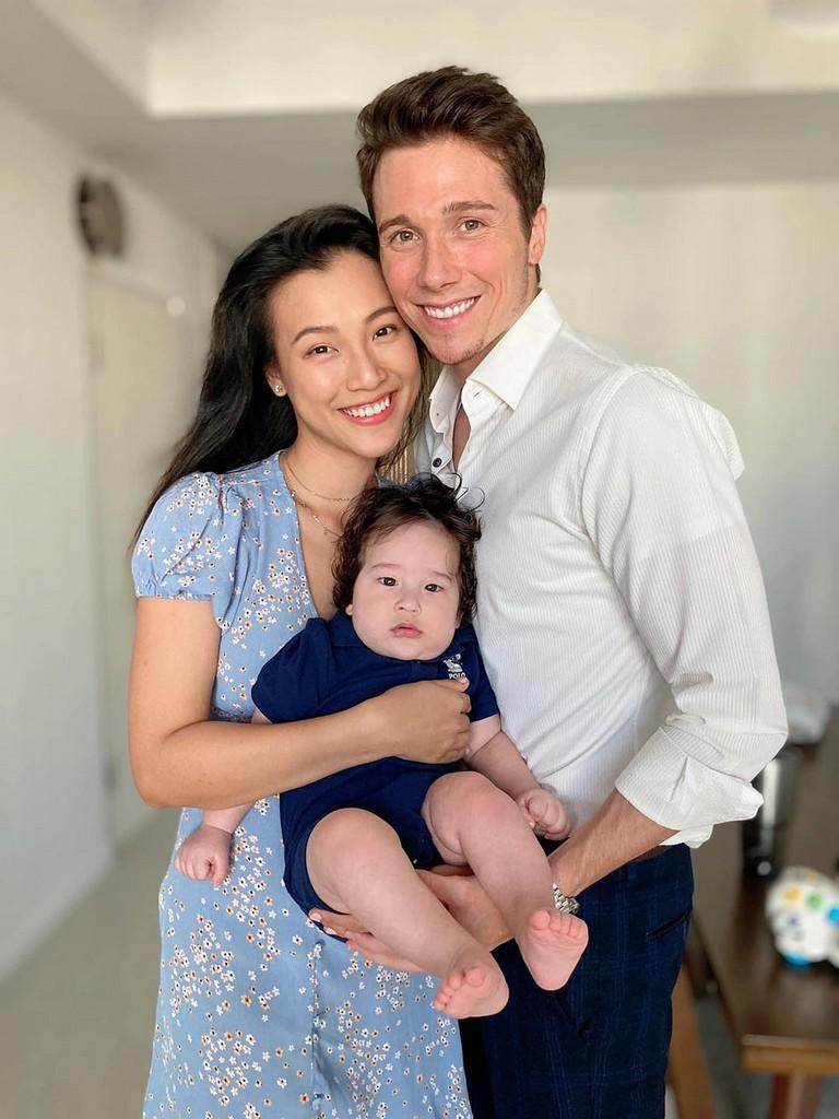 Bé Max được nhận xét có đôi mắt và mái tóc xoăn giống hệt bố.