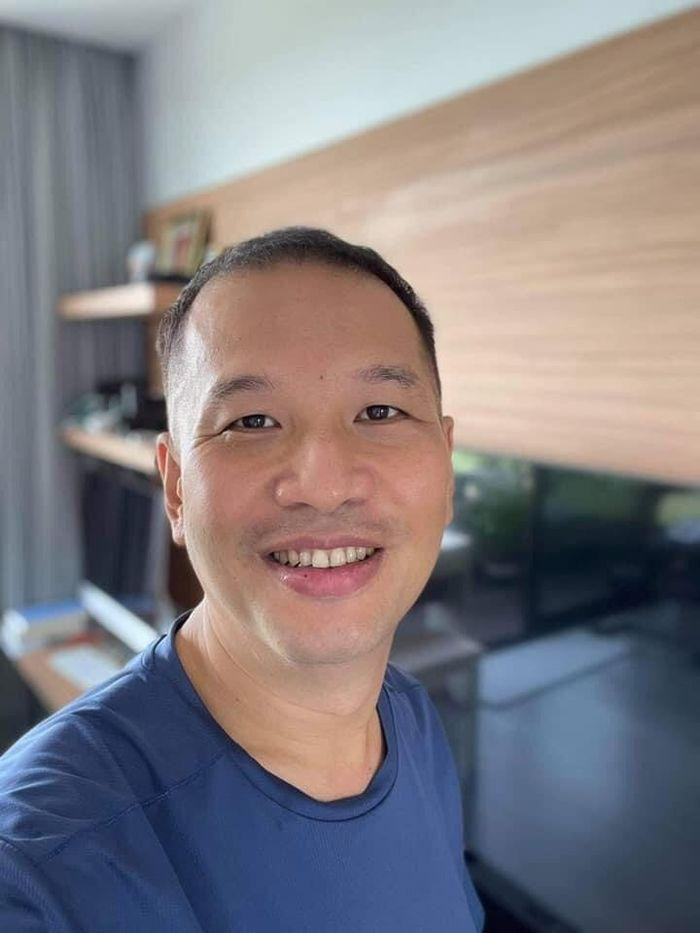 Hình ảnh mới khiến nhiều người bất ngờ của "ông bầu" Quang Huy. Hình ảnh mới khiến nhiều người bất ngờ của "ông bầu" Quang Huy.