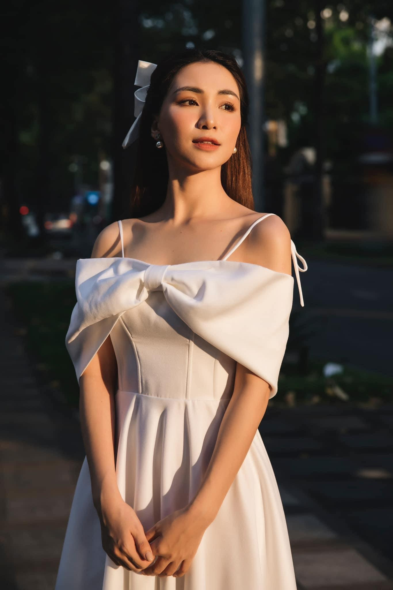 Thời trang kín đáo, thiên về hướng thanh lịch, nhẹ nhàng của giọng ca gốc Bắc Ninh.