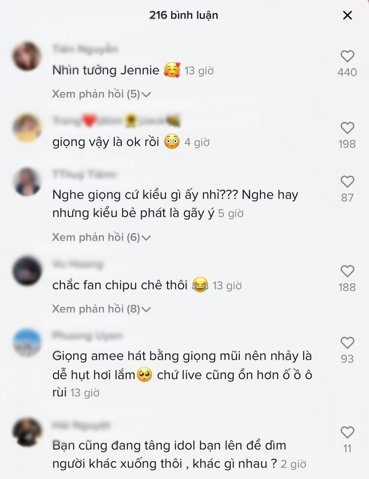 Nhan sắc và thời trang được khen ngợi nhưng giọng hát của ca sĩ vẫn chưa thuyết phục được lòng khán giả. Nhan sắc và thời trang được khen ngợi nhưng giọng hát của ca sĩ vẫn chưa thuyết phục được lòng khán giả.