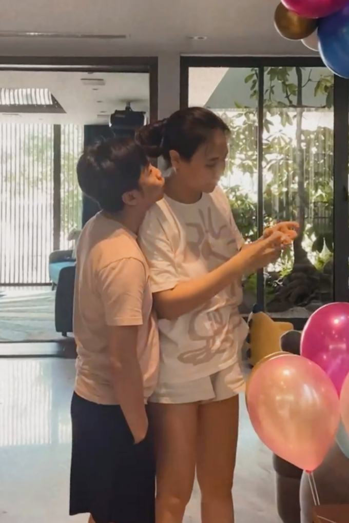 Khoảnh khắc cặp sao chuẩn bị tiệc sinh nhật cho bé Suchin khiến nhiều người thích thú. Khoảnh khắc cặp sao chuẩn bị tiệc sinh nhật cho bé Suchin khiến nhiều người thích thú.