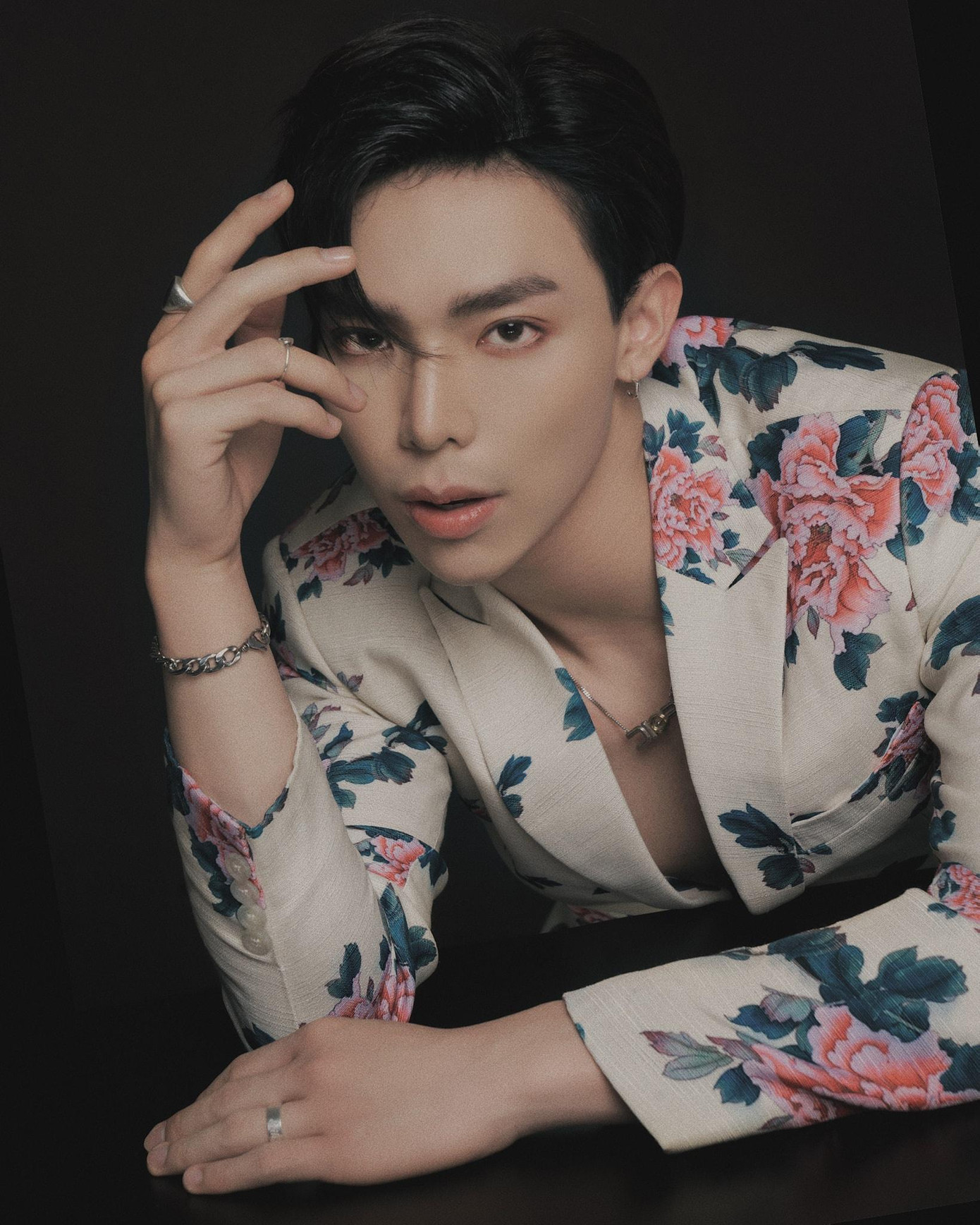 Ca sĩ sinh năm 1997 có sự nghiệp solo thành công, trở thành thành viên hài hước của &quot;gia đình Hoa dâm bụt&quot;.