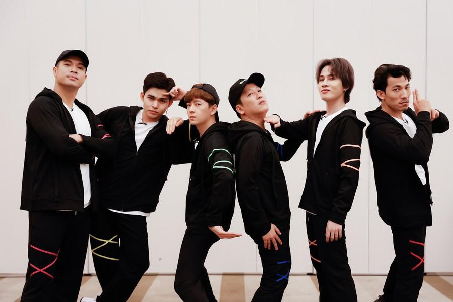 Hình ảnh hậu trường nhìn đã thấy hài hước của dàn cast nam của chương trình. Hình ảnh hậu trường nhìn đã thấy hài hước của dàn cast nam của chương trình.