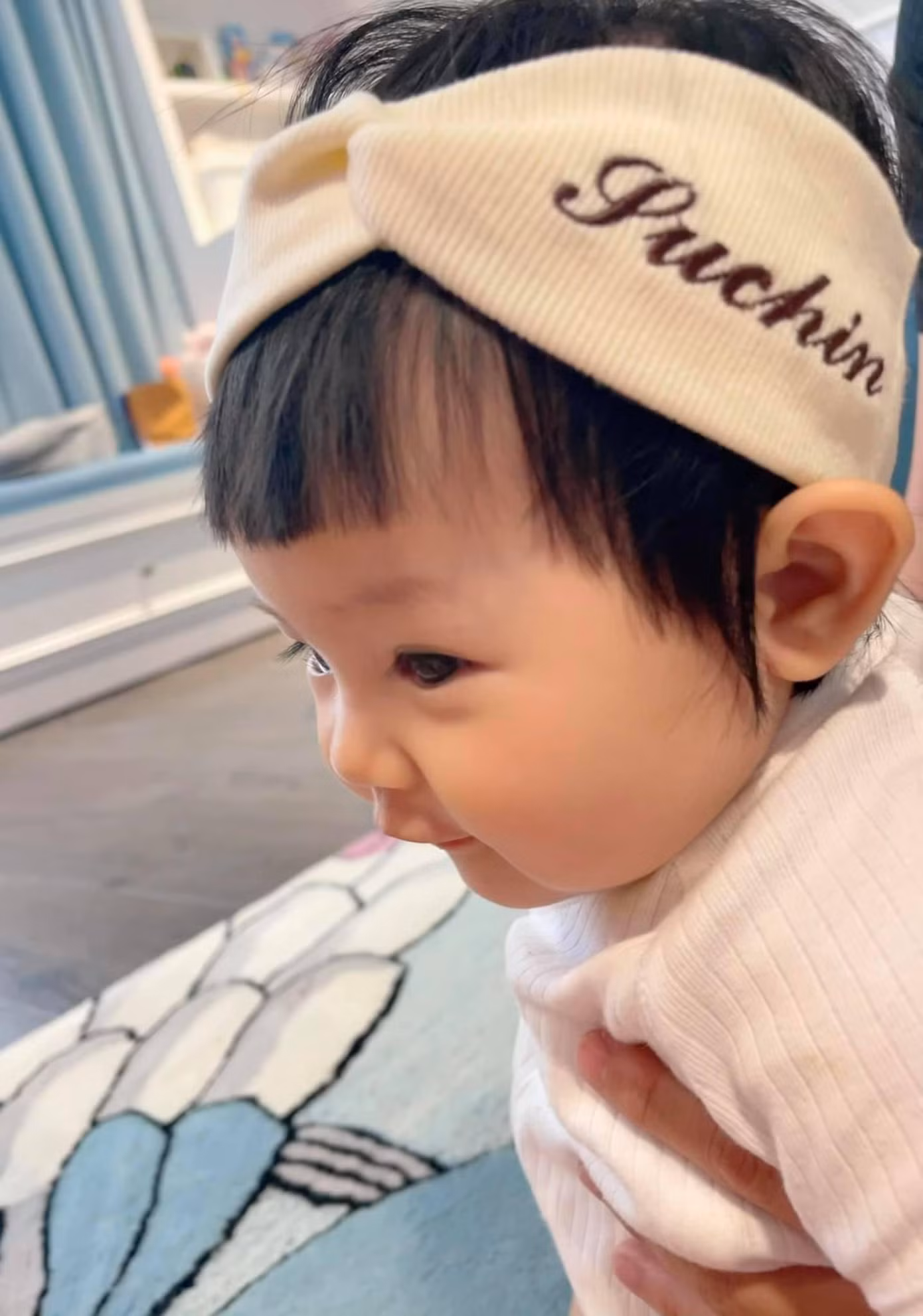 Cô bé được đeo chiếc băng đô có tên mình.