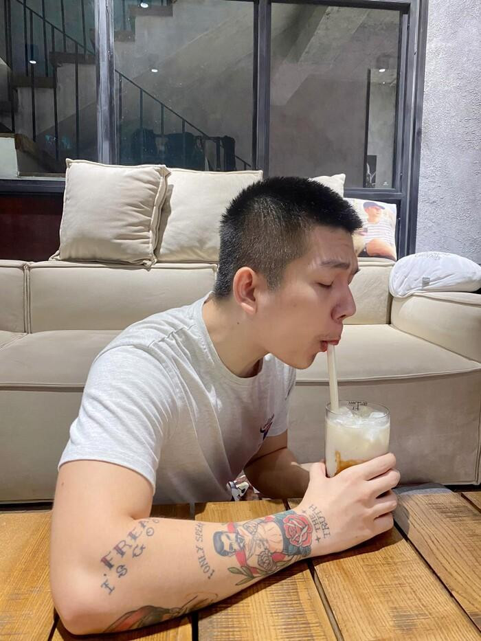 Khởi My khoe thành quả sau khi cắt tóc cho Kelvin Khánh. Khởi My khoe thành quả sau khi cắt tóc cho Kelvin Khánh.